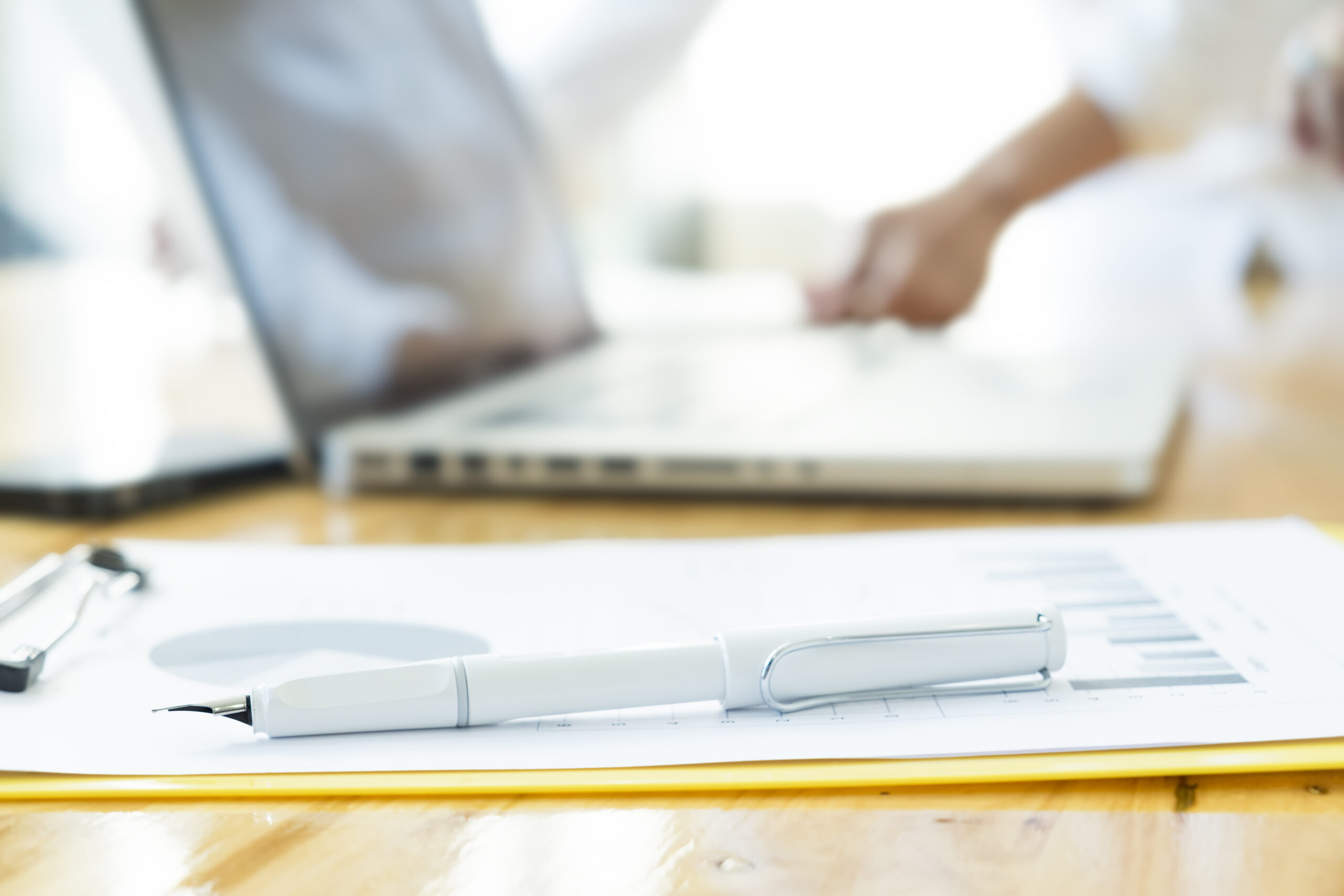 Caso 2 — Empresa de diseño: contratos modelo de explotación comercial